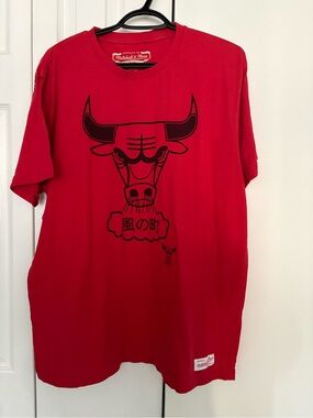Mitchell & Ness Chicago Bulls Japanese Kanji Graphic T Shirt Red 2XL⁠